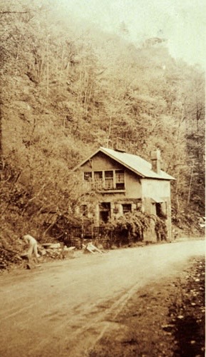 The Undercliff schoolhouse as it looked in the early 20th century when artist Van Dearing Perrine spent winters there.