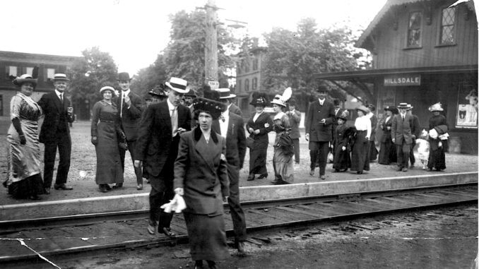 The Hillsdale railroad station, circa 1885, taken from across the Hillsdale Avenue and Broadway intersection.Passengers walk from the Hillsdale station, circa 1910. Visible in the background are the Riley Building (built 1906) and Hillsdale House hotel (built 1870), both of which still stand at Broadway and Hillsdale Avenue.